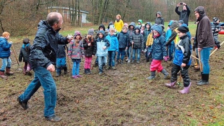 Am Blomberg in Bad Laer haben Grundschüler eine Blühwiese angelegt. Sie soll gefährdeten Insekten einen Lebensraum bieten. 