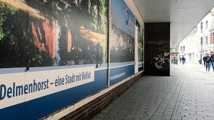 „Delmenhorst - eine Stadt mit Vielfalt“: Symbolkräftiger könnte eine Werbebotschaft ausgerechnet an der tristen Hertie-Fassade in der Delmenhorster Fußgängerzone nicht sein. 