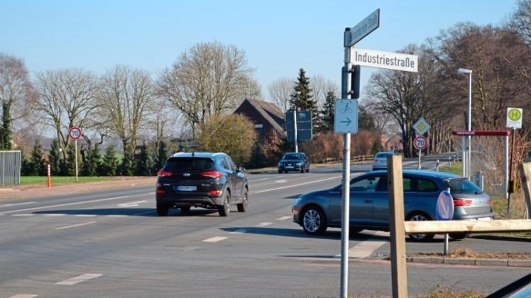 Eine Ampel soll an der Kreuzung B322/Industriestraße/Obernheider Straße in Seckenhausen künftig für mehr Sicherheit sorgen.