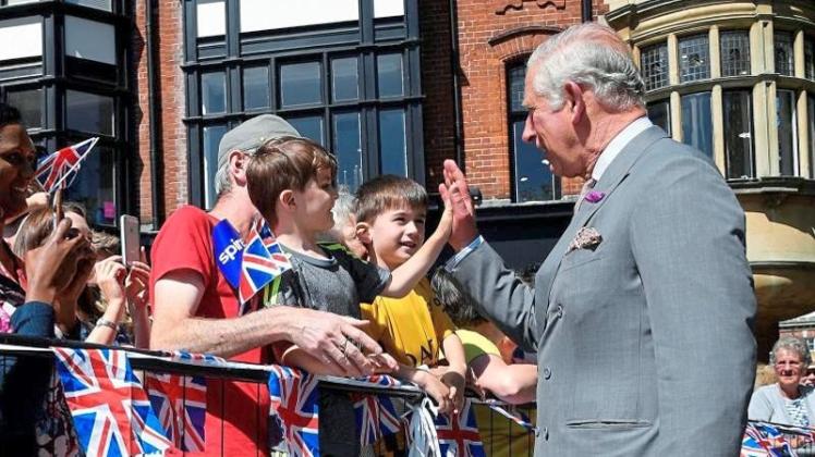 Der britische Prinz Charles begrüßt Schaulustige bei seinem Besuch der britischen Stadt Salisbury. 
