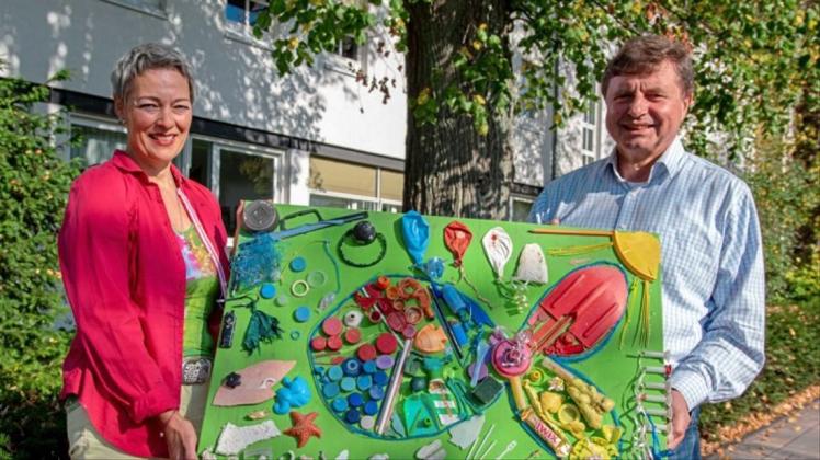 Müllsammlerin Birgit Schad und Wallenhorsts Umweltbeauftragter Udo Stangier mit Schads Kunstwerk „Plastikfisch“. Das Werk besteht ausschließlich aus Fundstücken, die Schad während eines einwöchigen Urlaubs am Strand von Texel gesammelt hat. 