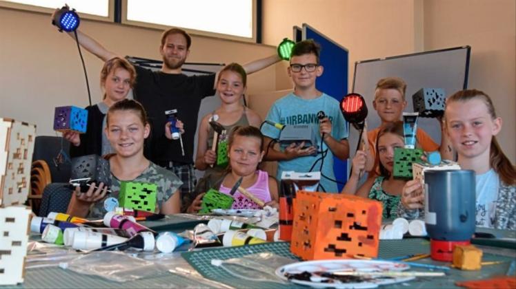 Beleuchtete Würfel bauen die Kinder auf dem Talentcampus der regioVHS unter Anleitung von Tjark Nieber. 