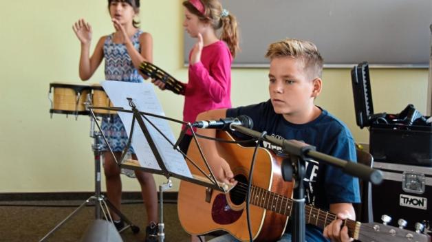 Der zwölfjährige Sebastian lernt in der Talentcampus-Band das Gitarrenspiel. 