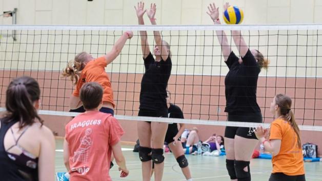 Mit vereinten Kräften: Der Olympiastützpunkt Delmenhorst versucht, den Angriff der Fraggles zu blocken. Mit vereinten Kräften: Der Olympiastützpunkt Delmenhorst versucht, den Angriff der Fraggles zu blocken.