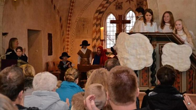Krippenspiel in der Sankt-Katharinen-Kirche in Schönemoor: Pastorin Susanne Wöhler (links) und die Besucher danken den Kindern für ihren Beitrag zum Gottesdienst am Vierten Advent. 