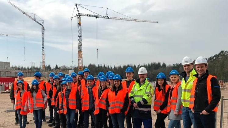 Die Baustelle des neuen Dienstleistungszentrums der BP-Raffinerie in Lingen besuchten die Schüler der Oberschule Lengerich im Rahmen ihres Praxistages beim Lingener Bauunternehmen Mainka.