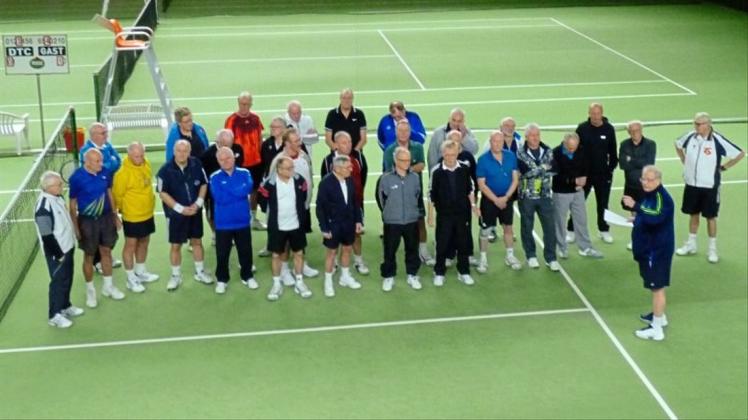 Gruppenbild nach getaner Arbeit: Die Teilnehmer des Tennis-Seniorenturniers beim Delmenhorster TC stiegen bei der Siegerehrung direkt in die Analyse ein. 