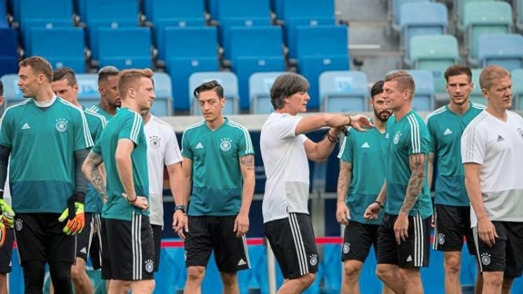 Bundestrainer Joachim Löw (M.) bereitet das DFB-Team auf Südkorea. 