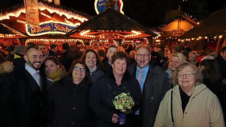 Feierten ihre Trauung auf dem Delmenhorster Weihnachtsmarkt: Manuela und Mark Latza (3. und 4. v. r.). 
