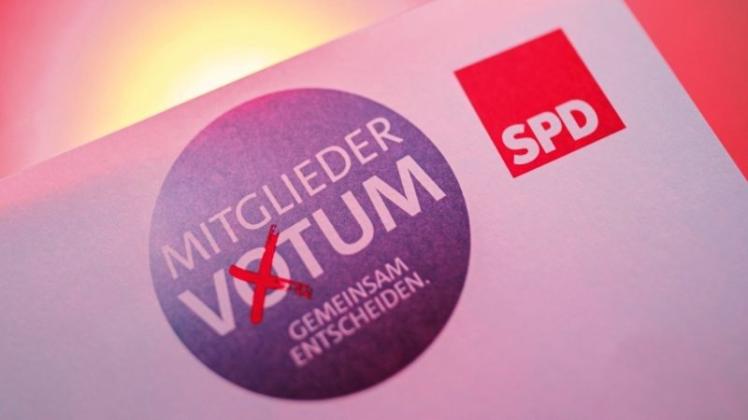 Die Wahlunterlagen zum SPD-Mitgliedervotum liegen auf einem Tisch. Die SPD-Mitglieder sollen darüber abstimmen, ob ihre Partei auf Bundesebene eine große Koalition eingeht. 