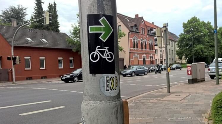 So könnte das neue Verkehrszeichen aus: Unbekannte haben den Sticker mit dem Pfeil an der Ecke Wachsbleiche/Natruper Straße aufgeklebt. Symbolfoto: Constantin Binder