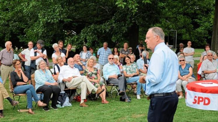 Der niedersächsische Ministerpräsident Stephan Weil (SPD) kam am Dienstagnachmittag in den Kurpark an der Solearena Bad Essen, um sich bei einem Bürgerforum den Fragen der Bürgerinnen und Bürger zu stellen. 
