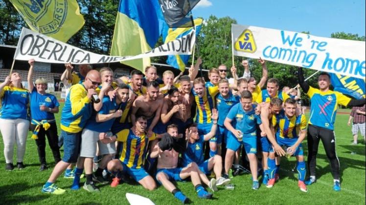 Riesenjubel nach der Landesliga-Meisterschaft: der SV Atlas Delmenhorst kehrt in die Oberliga zurück. 