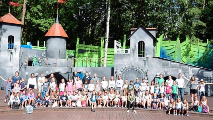 50 Kinder waren anlässlich des Ferienpass-Programms in den Esterfelder Forst gekommen, um sich auf der Freilichtbühne umzuschauen. 