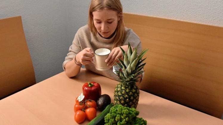 An alles gedacht, nur nicht an die Milch im Kaffee: dk-Volontärin Marie Busse spürt die Tücken der veganen Ernährung. 