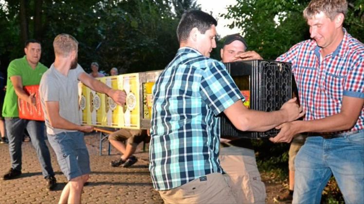 Hier sind Kraft und Geschick gefragt: Die 2. Havekoster Kisten-Querstapel-Meisterschaft war ein Höhepunkt im Programm des Grillabends der Freiwilligen Feuerwehr Havekost-Hengsterholz. 