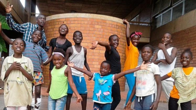 „We are sick and tired of your manners“ lautet der Titel des Theaterstückes, dass Kinder und Jugendliche aus Sambia in Lingen aufführen. 