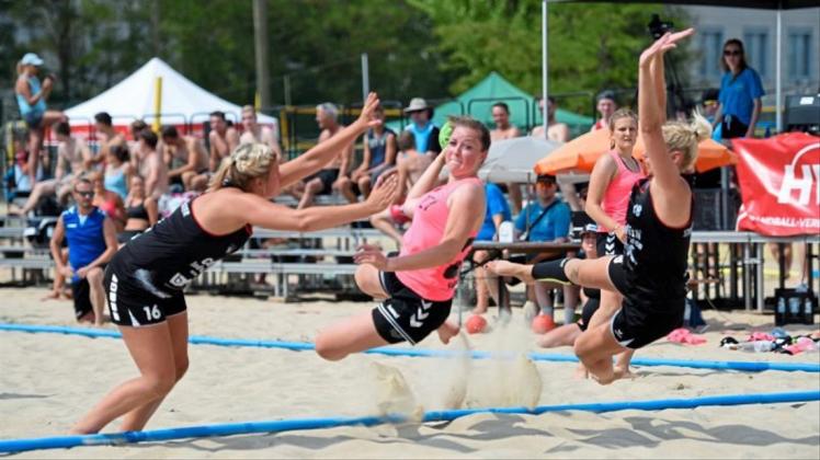 Action im Damen-Finale: Alea Sukowski (Mitte) von Beach Berlin unterlag im Endspiel Caroline Josko (links) und Jasmin Kaddatz von Strandgeflüster Minden. Action im Damen-Finale: Alea Sukowski (Mitte) von Beach Berlin unterlag im Endspiel Caroline Josko (links) und Jasmin Kaddatz von Strandgeflüster Minden.