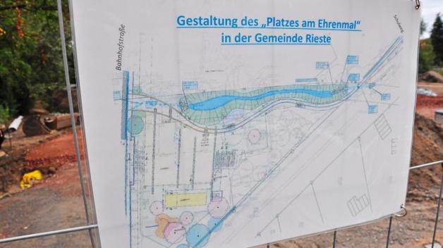 Die Zeichnung am Baustellenzaun erklärt den interessierten Bürgern anschaulich das Vorhaben.
