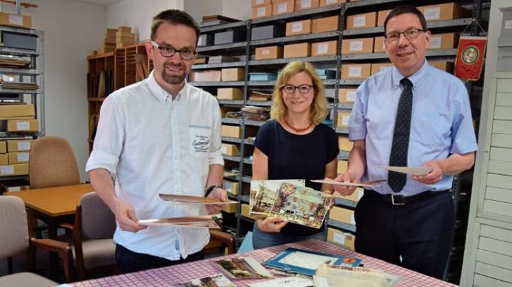 Sichten das Bildmaterial für den Kalender „Melle in historischen Ansichten“: Heimatvereinsvorsitzender Uwe Plaß sowie die Vorstandsmitglieder Lisa Mach und Jürgen Krämer (von links). 