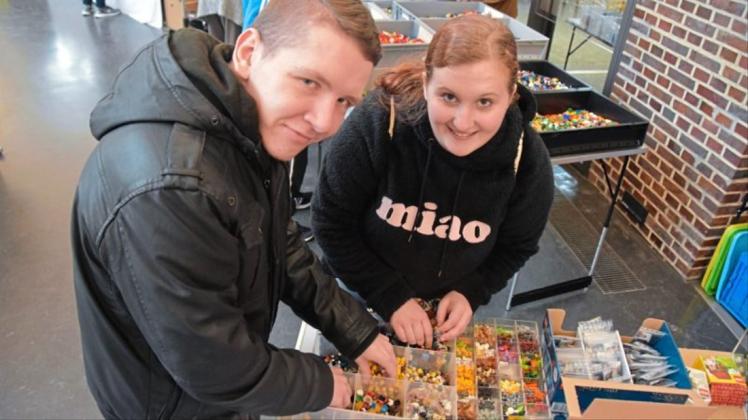 Benedikt Poremba und Jaqueline Jaeschke bei der 13. Lego-Börse in Delmenhorst. Sie bauen auch gern zusammen. 