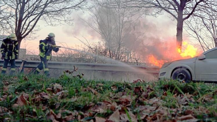 Autobrand auf der A28 bei Grüppenbühren: Ein gasbetriebenes Auto fängt am Dienstagmorgen während der Fahrt Feuer. Foto Benjamin Woelke