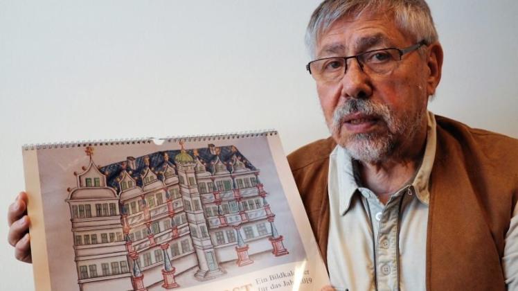 Helmut Steinert, Ehrenvorsitzender des Heimatvereins, mit dem Titelblatt des neuen Heimatkalenders. 
