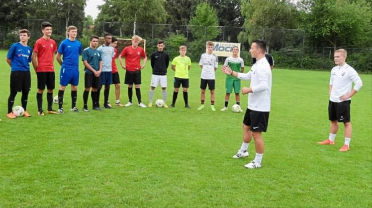 Los geht‘s: Die B-Junioren des TuS Heidrug mit ihren Trainer Marcel Stegemann und Kilian Schaar treten zum Auftaktspiel in der Landesliga-Saison beim Osnabrücker SC an. 