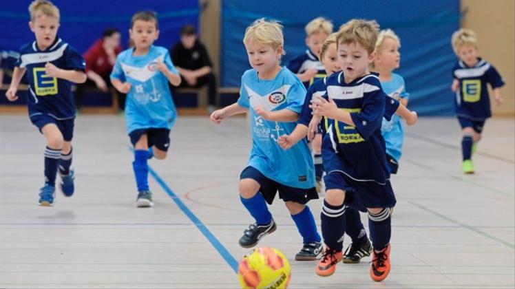Die U6-Mannschaften des VfL Stenum (dunkle Trikots) und der SG DHI Harpstedt haben in Ganderkesee die Futsal-Runde 2018/19 eröffnet. 
