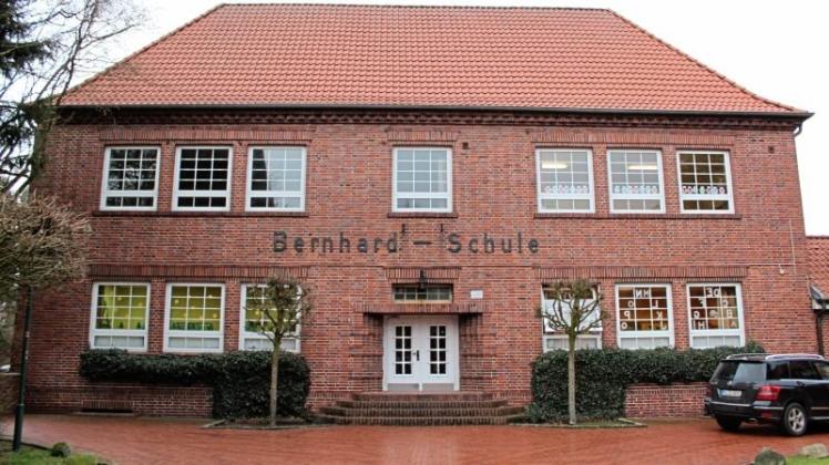 Soll an gleicher Stelle neu gebaut werden: Die Bernhardschule in der Sögeler Ortsmitte. 