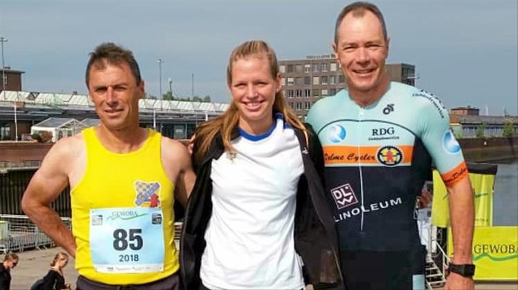 Die Mixed-Staffel Delme-Express mit (von links) Dieter Kreuzer, Carina Czienskowski und Frank Peters holte Rang vier beim Gewoba City-Triathlon 2018 in Bremen. 