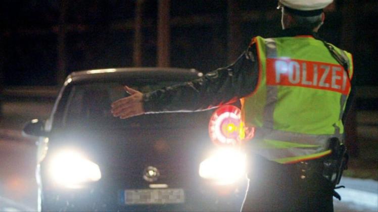 Bei Verkehrskontrollen am Samstag und Sonntag in Ganderkesee hat die Polizei einen Raser und und eine angetrunkene Autofahrerin gestoppt. Symbolfoto: Carsten Rehder/dpa