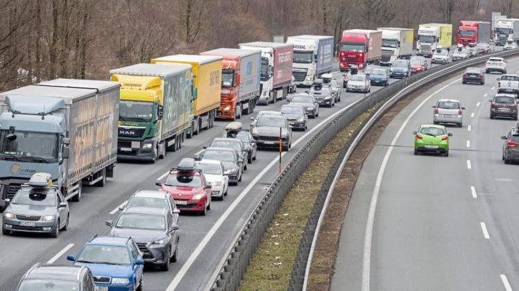Die Landesbehörde für Straßenbau kündigt Verkehrsbehinderungen auf der A1 bei Stuhr an. 
