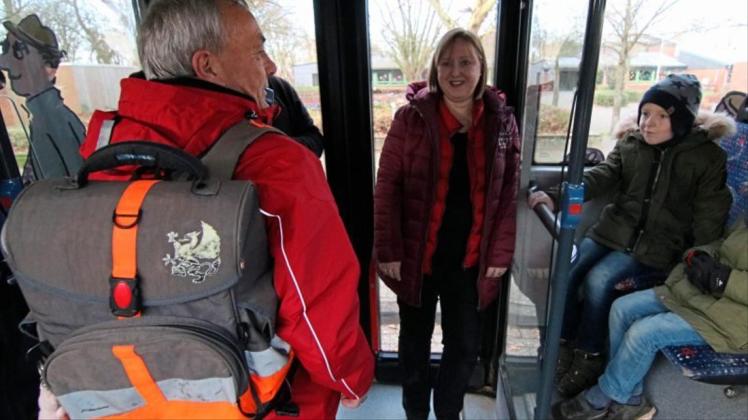 Schulbustrainer Hartmut Köhler zeigt, wie es nicht sein soll: Wer im Schulbus den Ranzen auf dem Rücken lässt, kann andere verletzen. Fotos: Bettina Dgs-Prößler Schulbustrainer Hartmut Köhler zeigt, wie es nicht sein soll: Wer im Schulbus den Ranzen auf dem Rücken lässt, kann andere verletzen. Fotos: Bettina Dgs-Prößler