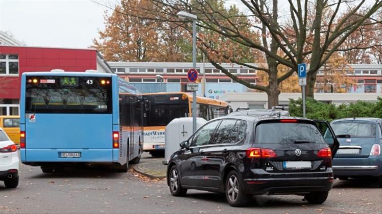 Kaum ein Durchkommen für die Schulbusse: Elterntaxis stört auch das Halteverbot vor der Grundschule an der Beethovenstraße und der Marienschule nicht. 