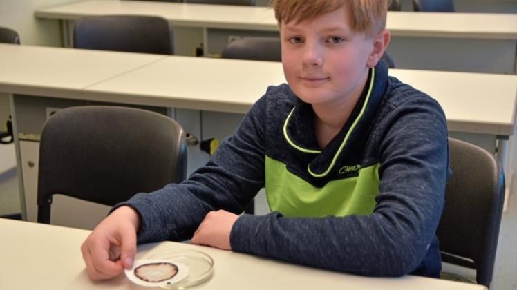 Der zehnjährige Jan Matthes hat beim Probeunterricht im Chemieraum des Willms-Gymnasiums per Chromatografie die Farbe eines schwarzen Filzstiftes untersucht. 
