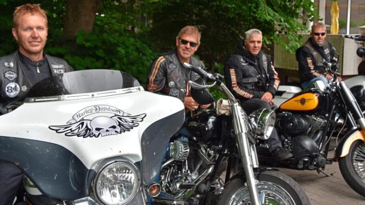 Matze (v.li.), Kaj, Clooney und Woodey kamen aus Sottrum mit ihren Harley Davidsons nach Hude. 