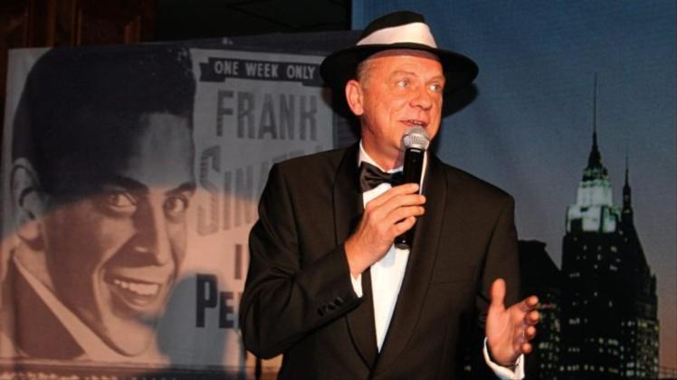 Jens Sörensen mimt auf der Burginsel den Entertainer Frank Sinatra. 