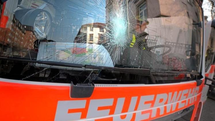 Die im März 2015 während der Eröffnung des EZB-Neubaus in Frankfurt von Demonstranten zerstörte Frontscheibe eines Feuerwehrfahrzeugs. 