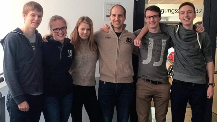 Die Leichtathleten des TV Hude freuen sich über sechs neue Kampfrichter. Daniel Lucka, Tobias Vietor, Steven Kühn, Timon Vietor, Katharina Trey und Larissa Lange bestanden beim Bürgerfelder TB die Grundausbildung. Die Leichtathleten des TV Hude freuen sich über sechs neue Kampfrichter. Daniel Lucka, Tobias Vietor, Steven Kühn, Timon Vietor, Katharina Trey und Larissa Lange bestanden beim Bürgerfelder TB die Grundausbildung.