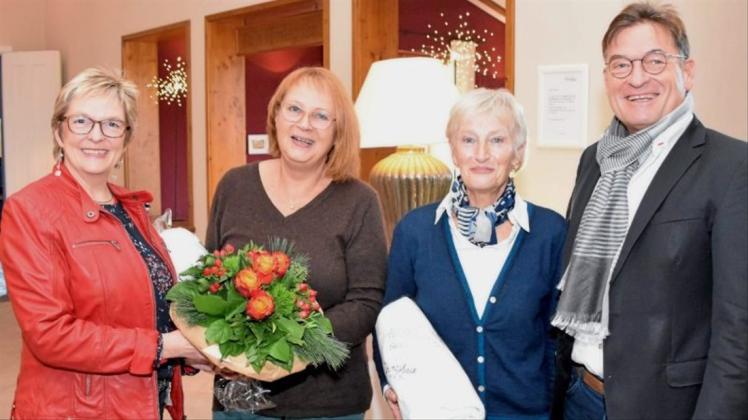 Rekordbesuch: Bürgermeisterin Alice Gerken (links) und Geschäftsführer Henry Peukert empfingen am Donnerstag Margret Aden (2. von links) und Anne Paetzke im Saunahuus. 