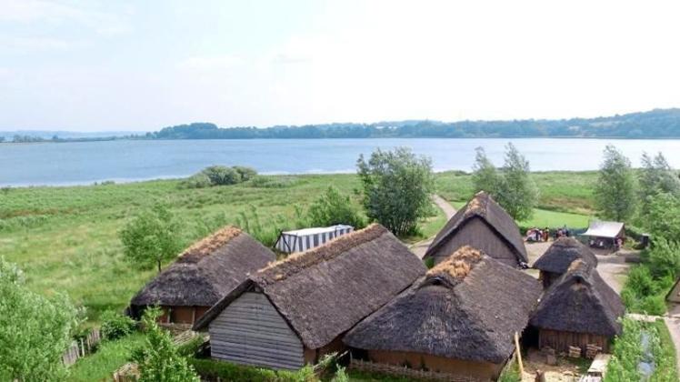 Blick auf das Gelände mit nachgebauten Wikingerhäusern von Haithabu. 
