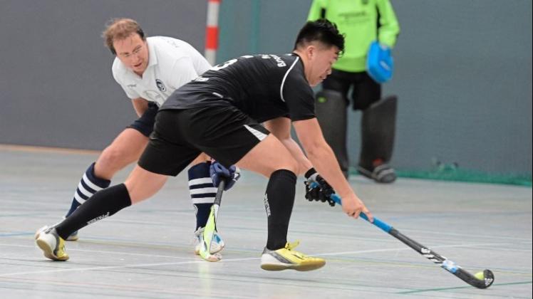 Ex-Trainer Ulli Hader (links) übernahm das Coaching im Aufstiegsspiel des HC Delmenhorst in Braunschweig. Ex-Trainer Ulli Hader (links) übernahm das Coaching im Aufstiegsspiel des HC Delmenhorst in Braunschweig.