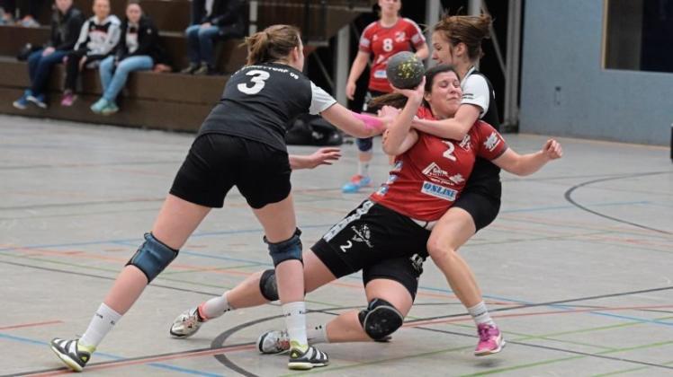 Auf harte Gegenwehr beim TSV Altenwalde müssen sich die Handballerinnen der HSG Hude/Falkenburg um Katharina Stuffel (am Ball) einstellen. 