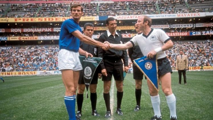 Wimpeltausch vor dem Spiel des Jahrhunderts: Der Italiener Giacinto Facchetti und Uwe Seeler, in der Mitte Schiedsrichter Arturo Yamasaki. 