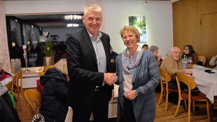 Erwartungsgemäß wurde Manuela Hintz zur Geschäftsführerin des Städtepartnerschaftsvereins wiedergewählt. Es gratulierte Bürgermeister Heiner Pahlmann. 