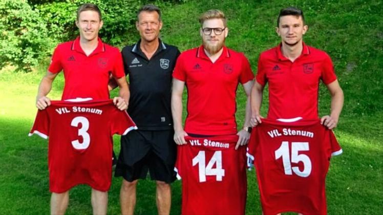 Neuzugänge und Trainer des VfL Stenum freuen sich auf die Saison: (von links) Stefan Keil, Thomas Baake, Tim Strodthoff und Paul Fuhrken erwarten Sonntag im Bezirkspokal den SV Tur Abdin. 