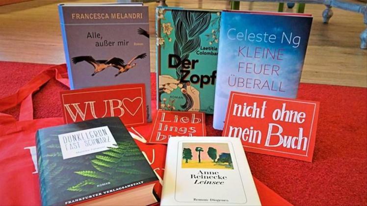 Der Tisch ist reich gedeckt mit Lesestoff: Anlässlich der „Woche unabhängiger Buchhandlungen“ stellen Buchhändler Gustav Förster und Sprecher Peter Mienert am Samstag, 3. November, zahlreiche Neuerscheinungen im Alten Rathaus vor. Der Tisch ist reich gedeckt mit Lesestoff: Anlässlich der „Woche unabhängiger Buchhandlungen“ stellen Buchhändler Gustav Förster und Sprecher Peter Mienert am Samstag, 3. November, zahlreiche Neuerscheinungen im Alten Rathaus vor.