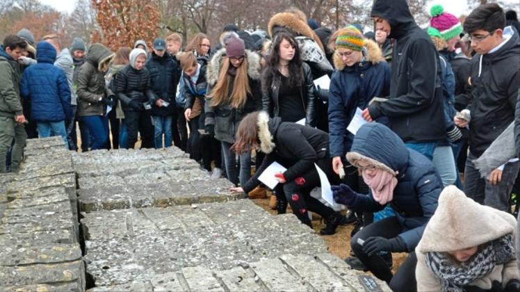Sie geben den Entrechteten symbolisch ihre Würde zurück: Schüler legen am Mahnmal Obernheide Steine mit den Namen von jüdischen Frauen ab, die 1944 in das KZ-Außenlager verschleppt worden waren. 