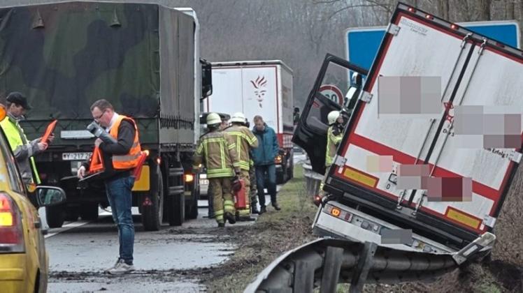 Nach einem Lkw-Unfall am Dienstagmorgen auf der A 28 zwischen Ganderkesee und Delmenhorst war die Fahrbahn in Richtung Bremen halbseitig gesperrt. Auch ein Rettungshubschrauber war im Einsatz. Nach einem Lkw-Unfall am Dienstagmorgen auf der A 28 zwischen Ganderkesee und Delmenhorst war die Fahrbahn in Richtung Bremen halbseitig gesperrt. Auch ein Rettungshubschrauber war im Einsatz.